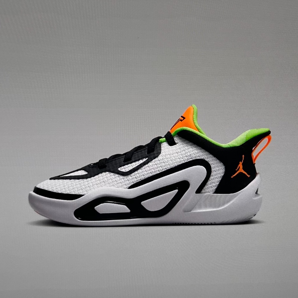 Brand New Nike Kids Tatum 1 Basketball Shoe size 1c.